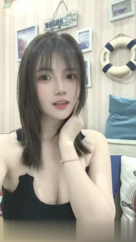 重庆江北小嫩妹.一身性感吊带，是个嫩妹